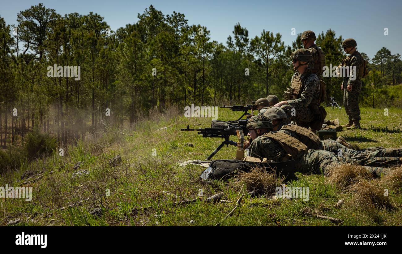 Les Marines des États-Unis avec le 1er bataillon, 10e régiment de Marines, 2e division des Marines tirent des mitrailleuses M240B lors d'un tir réel pour la journée « In Their Boots » au Camp Lejeune, Caroline du Nord, le 18 avril 2024. La journée « In Their Boots » est l'occasion pour les familles de vivre une journée dans la vie de leur Marine ou Sailor et de continuer à construire la camaraderie au sein de l'unité. (Photo du corps des Marines des États-Unis par le PFC Micah Thompson) Banque D'Images