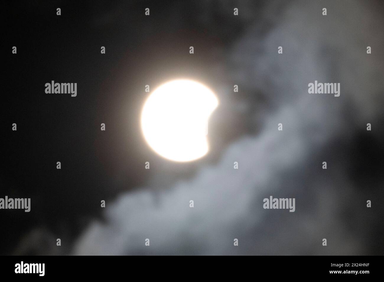 Le chemin de la totalité de l'éclipse solaire de 2024 est passé au-dessus du corps des ingénieurs de l'armée américaine, le lac Bardwell du district de Fort Worth. Situé à Ennis, Texas, le lac a offert un emplacement favorable pour voir l'éclipse à partir. Avec plus de quatre minutes de durée totale, il a donné aux photographes et aux passionnés amplement le temps de profiter de l'événement de la liste des seaux. L'éclipse maximale s'est produite à 13h42 Banque D'Images