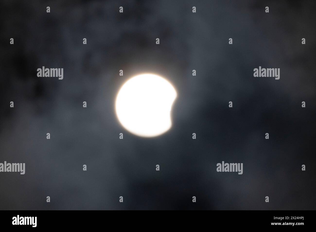Le chemin de la totalité de l'éclipse solaire de 2024 est passé au-dessus du corps des ingénieurs de l'armée américaine, le lac Bardwell du district de Fort Worth. Situé à Ennis, Texas, le lac a offert un emplacement favorable pour voir l'éclipse à partir. Avec plus de quatre minutes de durée totale, il a donné aux photographes et aux passionnés amplement le temps de profiter de l'événement de la liste des seaux. L'éclipse maximale s'est produite à 13h42 Banque D'Images