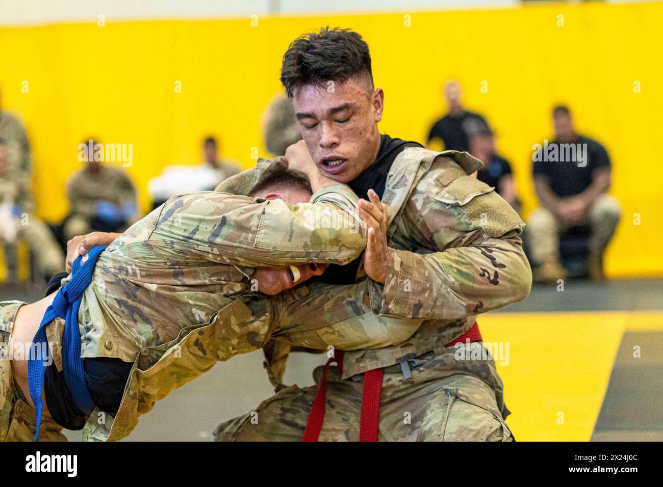 Fort Moore, Géorgie, États-Unis. 11 avril 2024. Les soldats concourent lors de la deuxième journée du Championnat combatives de la Coupe Lacerda 2024 en quart de finale le 11 avril 2024, au Smith Gym, Fort Moore, en Géorgie Le programme combatives de l'armée américaine améliore la préparation au combat des unités en renforçant le courage personnel, la confiance et la résilience des soldats ainsi que leur réactivité situationnelle aux menaces de proximité dans l'environnement opérationnel. (Crédit image : © Daniel Marble/U.S. Army/ZUMA Press Wire) USAGE ÉDITORIAL UNIQUEMENT ! Non destiné à UN USAGE commercial ! Banque D'Images