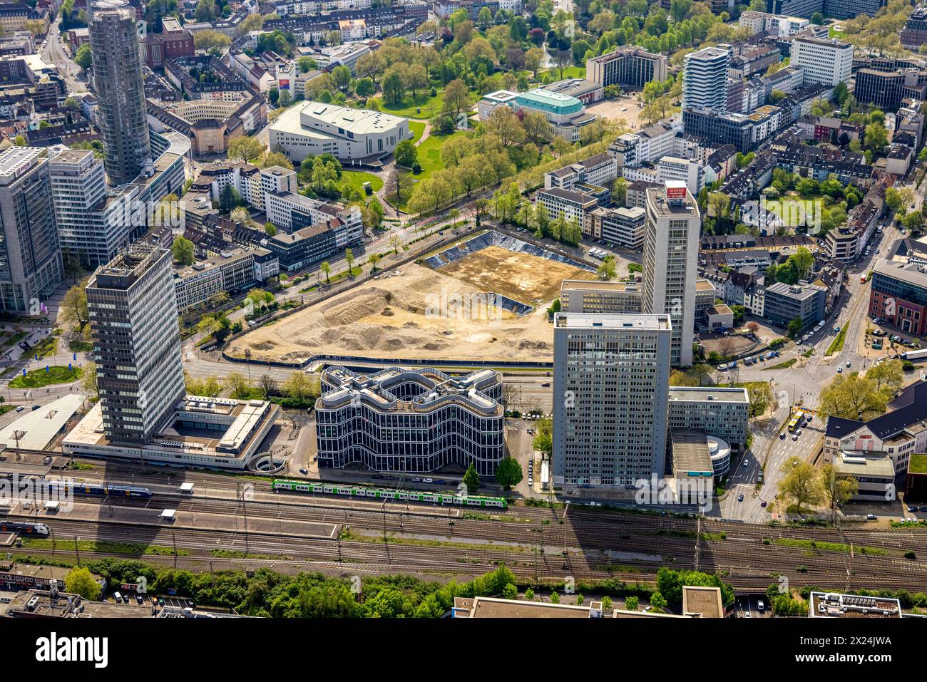 Luftbild, Firmenkomplex Hochhäuser mit Postbank, DB Schenker, innogy und Ruhr Tower, Baustelle an der Huyssenallee und Kruppstraße für geplanten Bürocampus Südviertel, Essen, Ruhrgebiet, Nordrhein-Westfalen, Deutschland ACHTUNGxMINDESTHONORARx60xEURO *** vue aérienne, complexe d'entreprises de grande hauteur avec Postbank, DB Schenker, innogy et Ruhr Tower, chantier de construction à Huyssenallee et Kruppstraße pour le campus de bureaux prévu Südviertel, Essen, région de la Ruhr, Rhénanie du Nord-Westphalie, Allemagne ACHTUNGxMINDESTHONORARx60xEURO Banque D'Images