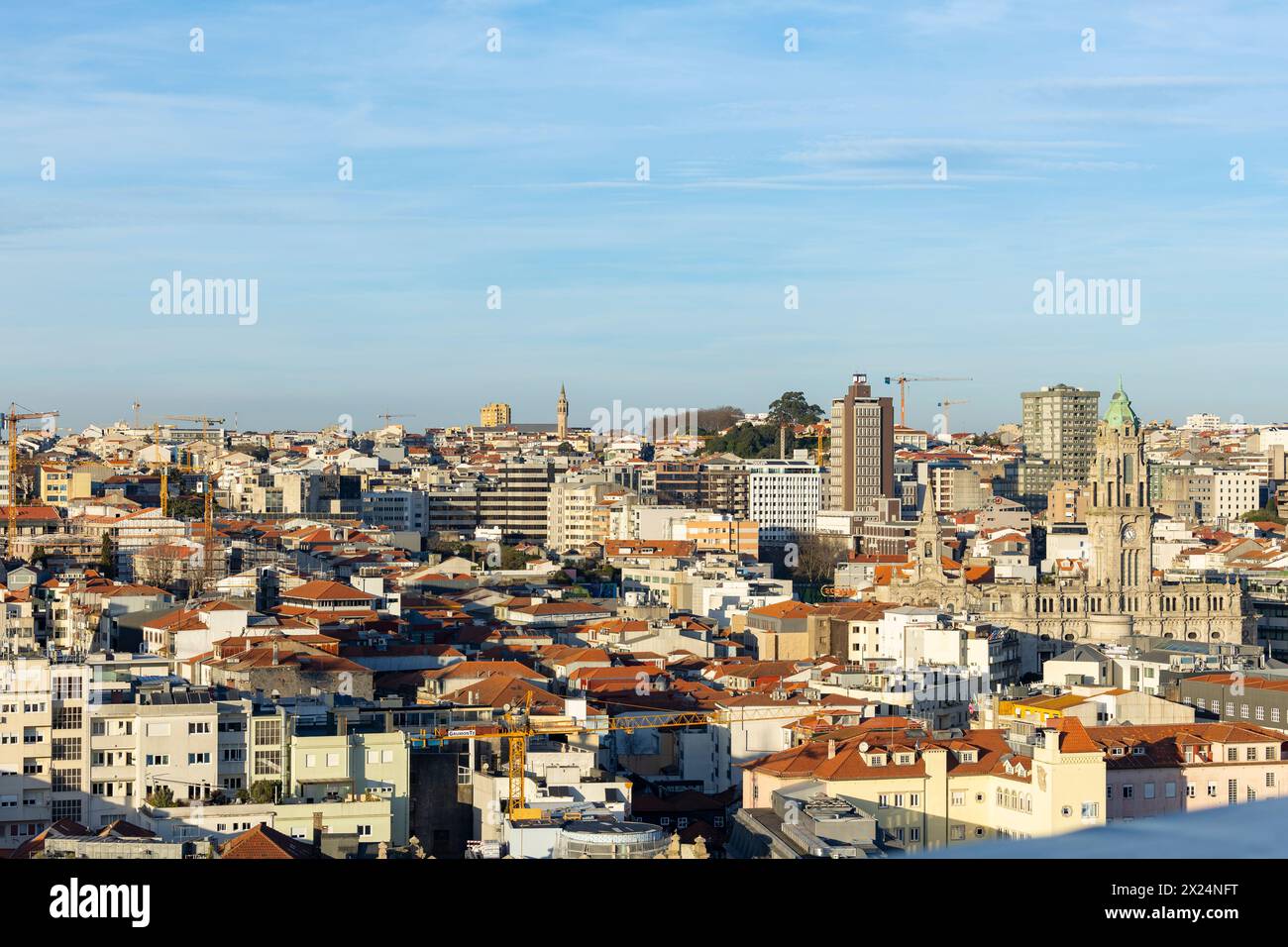 Porto, Portugal - 02.2024 : vue aérienne des toits de la vieille ville de Porto, Portugal. Banque D'Images