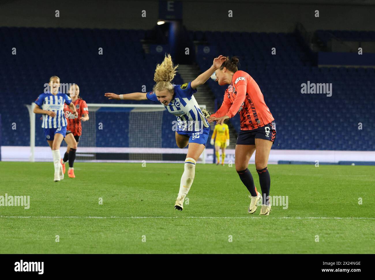 Brighton, Royaume-Uni. 19 avril 2024. Brighton, Angleterre, 19 avril 2024 : Katie Robinson (Brighton 22) et Katrine Veje (Everton 2) se battent pour le ballon lors du match WSL entre Brighton Hove Albion et Everton au stade Amex, Brighton, Angleterre, le 19 avril 2024 (Bettina Weissensteiner/SPP) crédit : SPP Sport Press photo. /Alamy Live News Banque D'Images