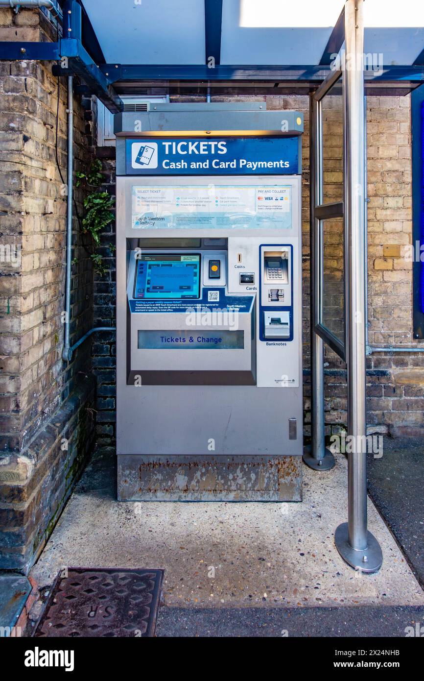 Un distributeur automatique de billets en libre-service pour permettre aux clients d'acheter et de payer des billets de train à l'extérieur de la gare de Staines-upon-Thames dans le Surrey, Royaume-Uni Banque D'Images