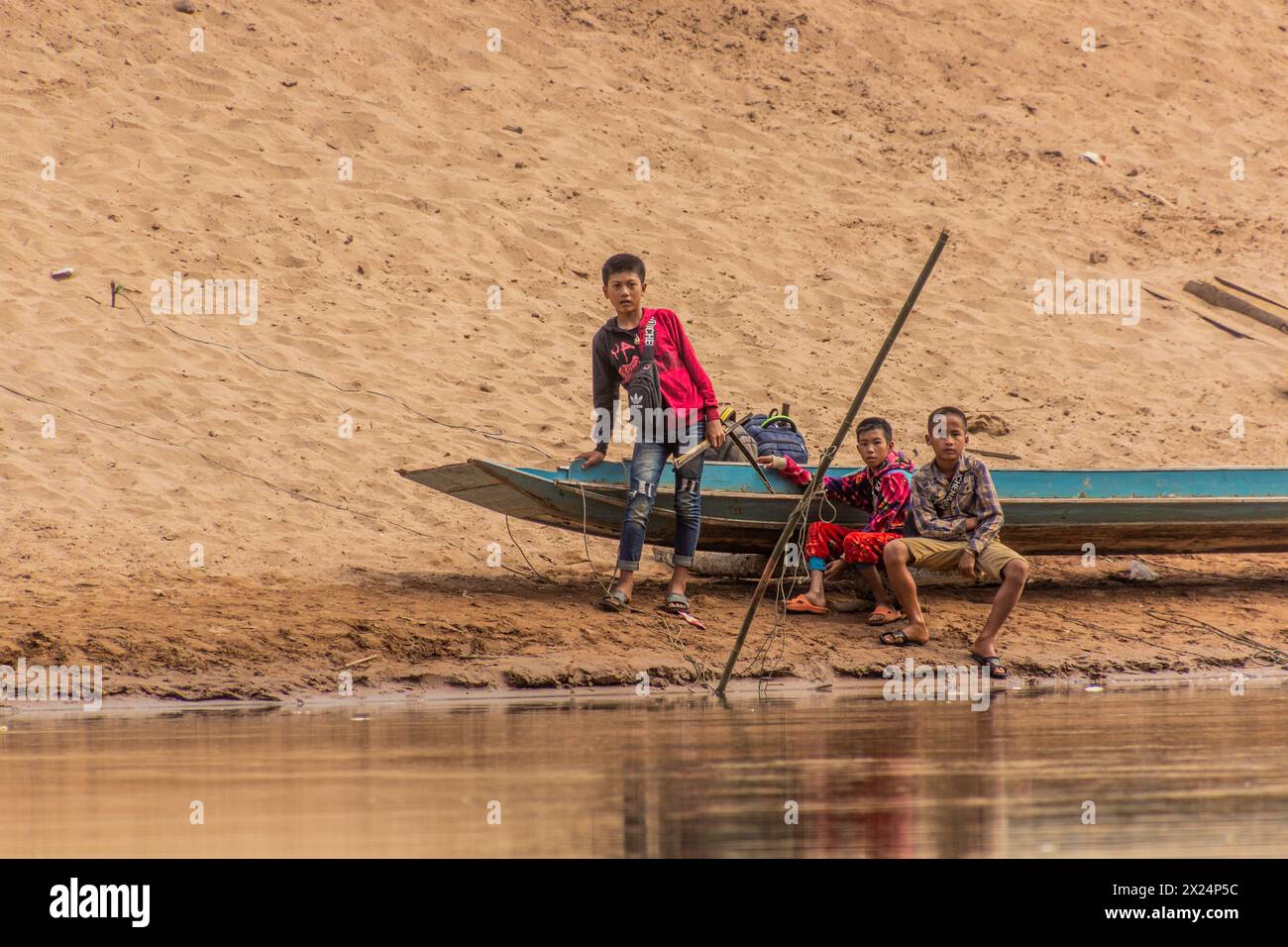 NAM ou, LAOS - 24 NOVEMBRE 2019 : garçons avec un bateau à la rivière Nam ou dans la province de Luang Prabang, Laos Banque D'Images