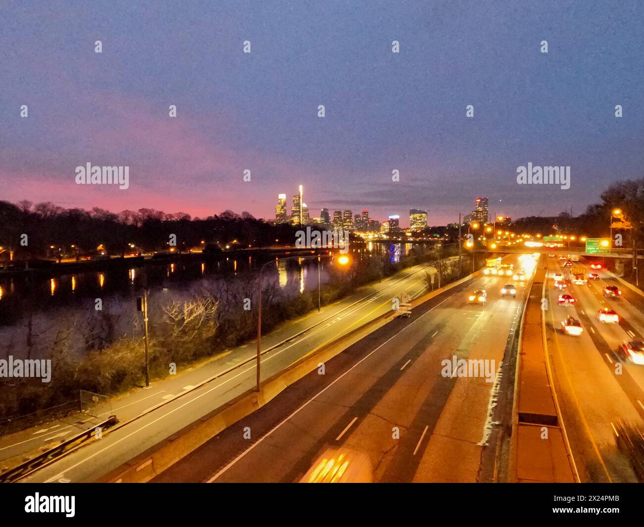 La circulation se déplace le long de la Schuylkill Expressway à Philadelphie, PA juste avant le lever du soleil. Banque D'Images