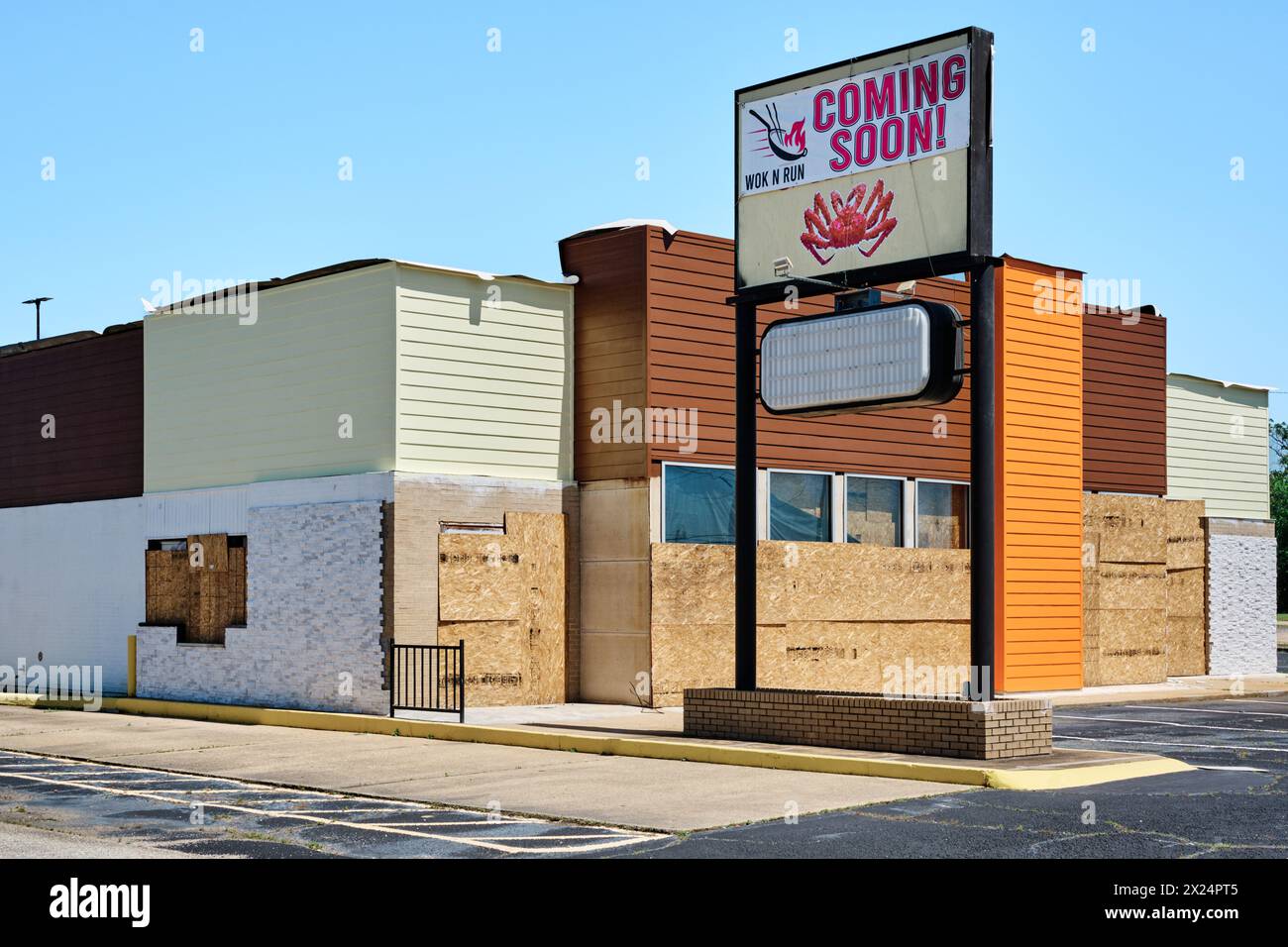 Bientôt bannière sur un panneau à côté d'une entreprise fermée à Montgomery Alabama, États-Unis. Banque D'Images Bientôt bannière sur un panneau à côté d'une entreprise fermée à Montgomery Alabama, États-Unis. Banque D'Images