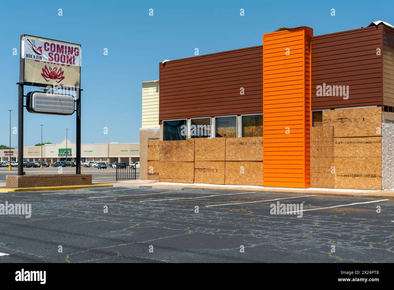 Bientôt bannière sur un panneau à côté d'une entreprise fermée à Montgomery Alabama, États-Unis. Banque D'Images Bientôt bannière sur un panneau à côté d'une entreprise fermée à Montgomery Alabama, États-Unis. Banque D'Images