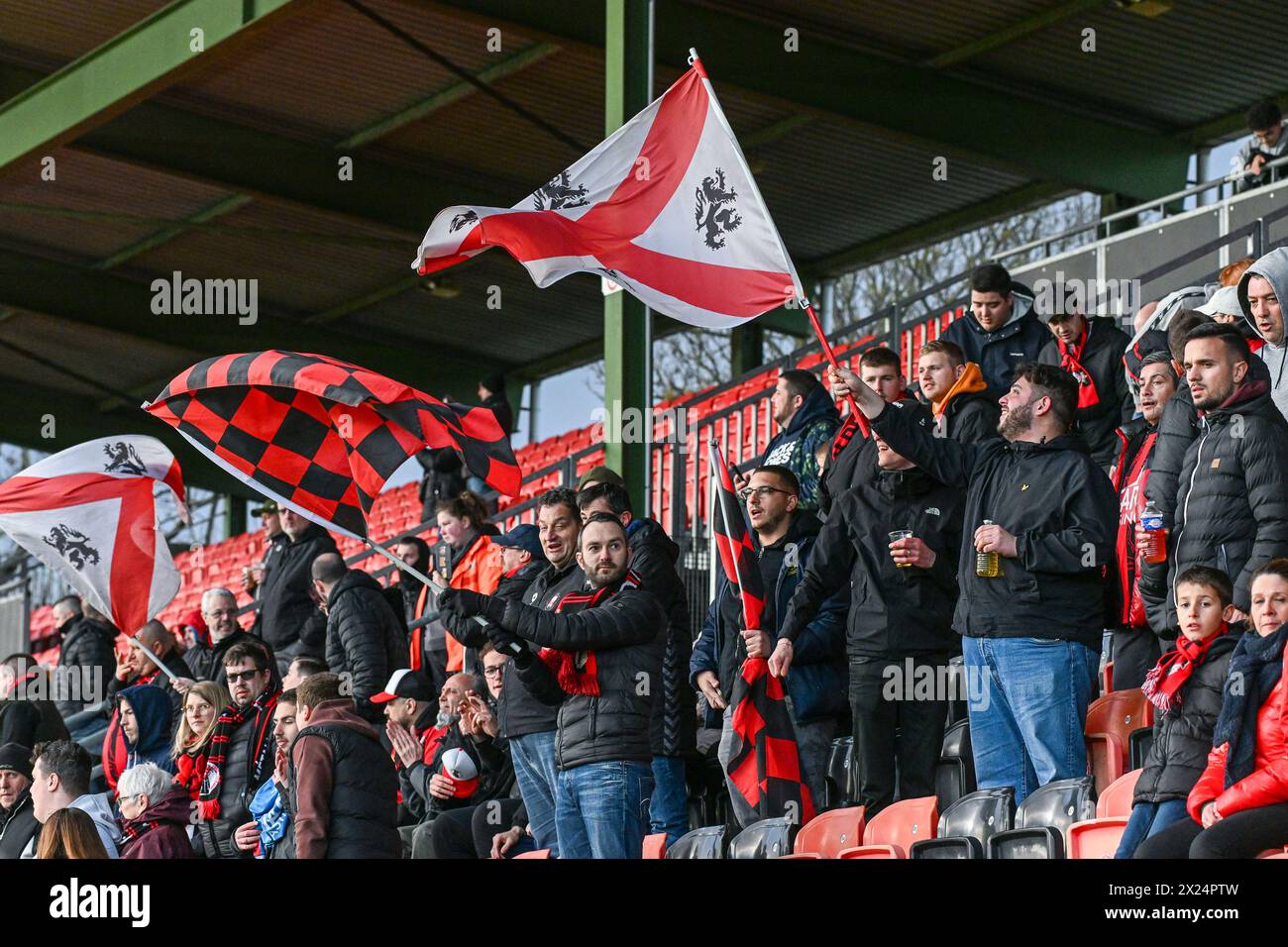 Seraing, Belgique. 19 avril 2024. Les supporters du FC Seraing photographiés avant un match de football entre le KMSK Deinze et le RFC Seraing lors de la 30e journée de la saison 2023-2024 de Challenger Pro League, le vendredi 19 avril 2024 à Seraing, Belgique . Crédit : Sportpix/Alamy Live News Banque D'Images