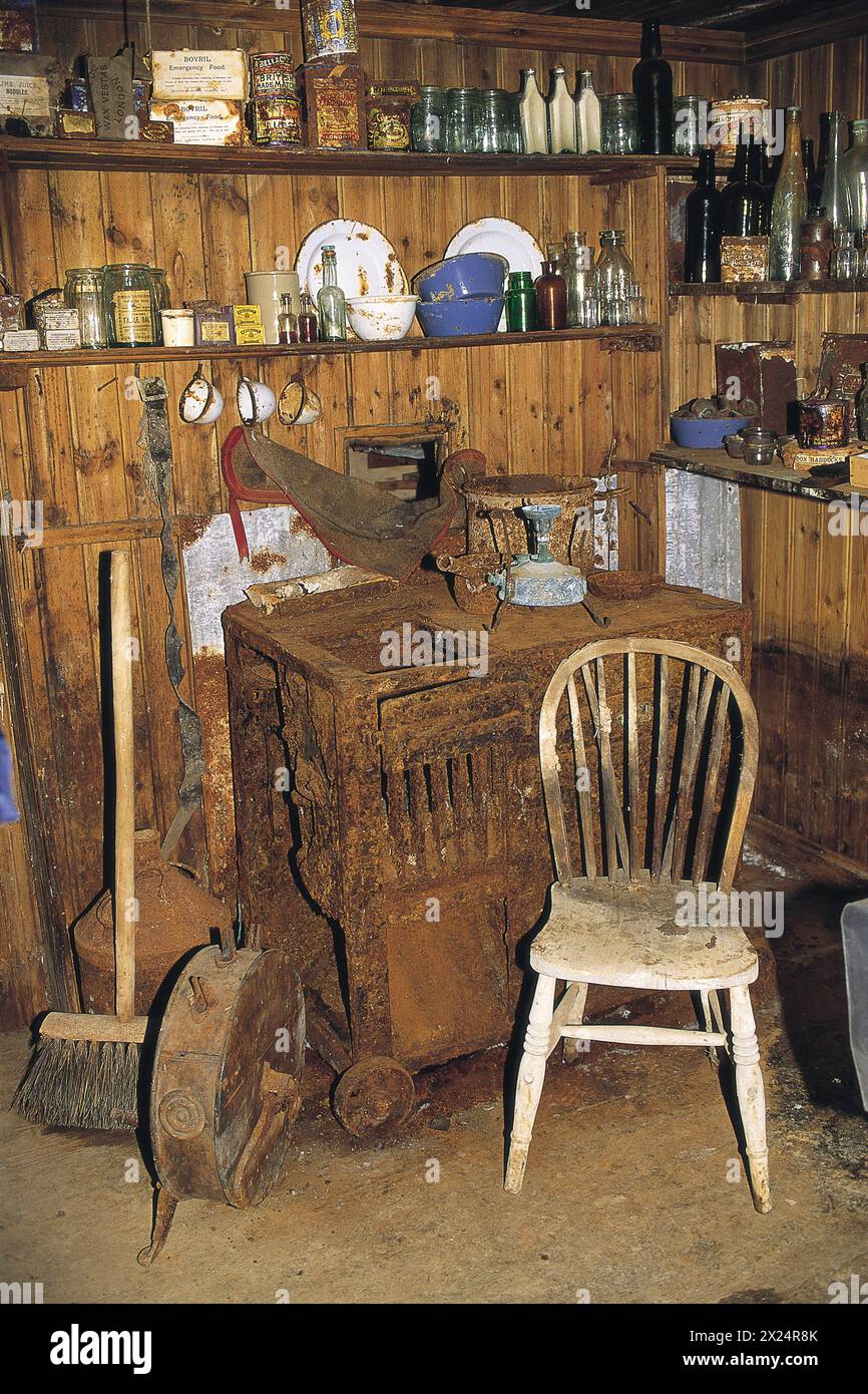 Les cabanes historiques de l'Antarctique, celle-ci est au cap Adare et a été utilisée par l'explorateur Carsten Borchgrevink en 1899 pour passer l'hiver sur le continent. Banque D'Images