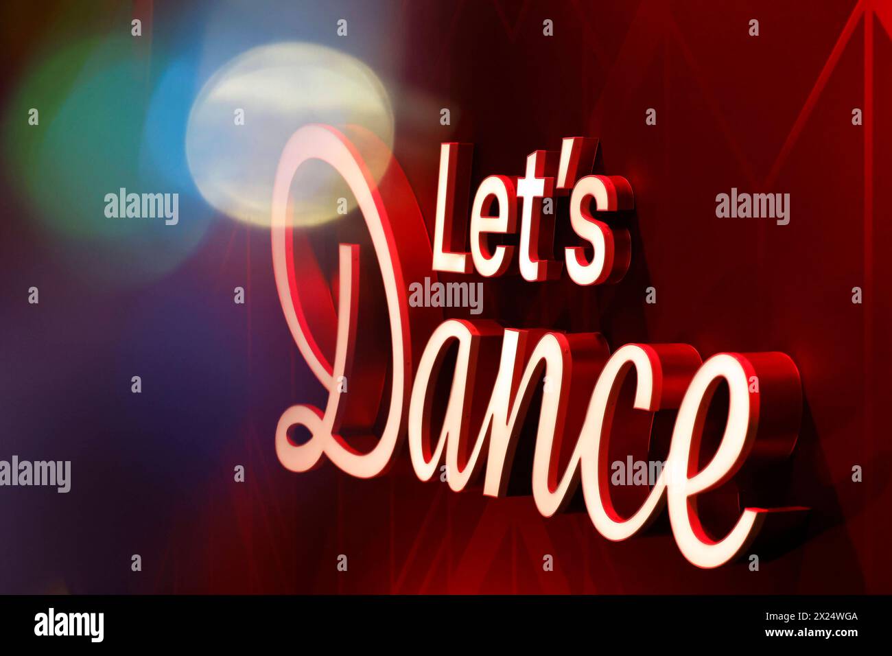 DAS logo zur Sendung in der siebten Live-Show BEI der 17. Staffel der RTL-Tanzshow Let s Dance im MMC Coloneum. Köln, 19.04.2024 NRW Deutschland *** le logo du programme du septième spectacle live de la 17e saison du spectacle RTL dansons au MMC Coloneum Cologne, 19 04 2024 NRW Germany Copyright : xChristophxHardtx Banque D'Images