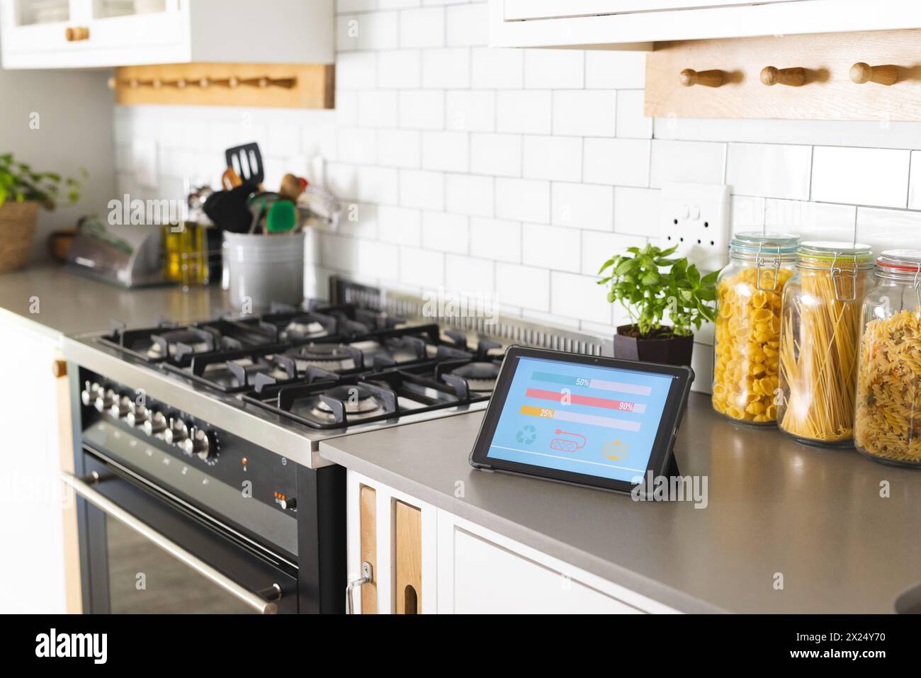 Consommation d'énergie de l'application maison intelligente sur tablette dans la cuisine à la maison Banque D'Images