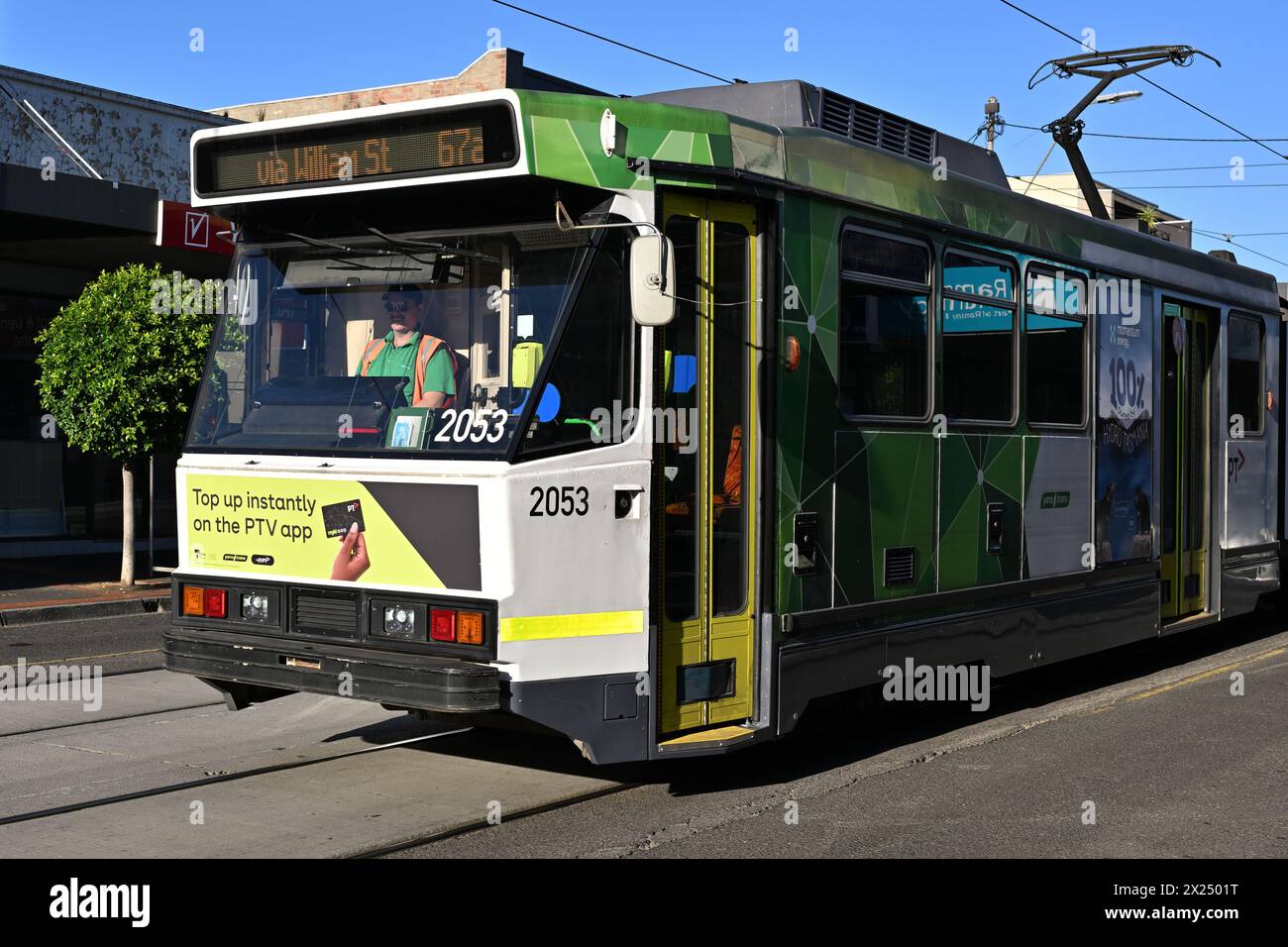 Extrémité avant d'un tramway de classe B, exploité par les tramways Yarra de Melbourne, avec conducteur masculin souriant dans la cabine, par une journée ensoleillée Banque D'Images