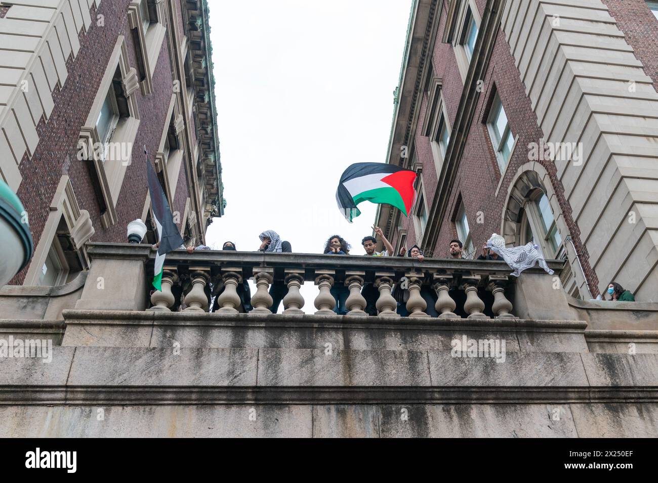 Les étudiants de l'université poursuivent la manifestation pro-palestinienne à l'Université Columbia de New York le 19 avril 2024 dans le cadre de la "Marche pour le désinvestissement" Banque D'Images