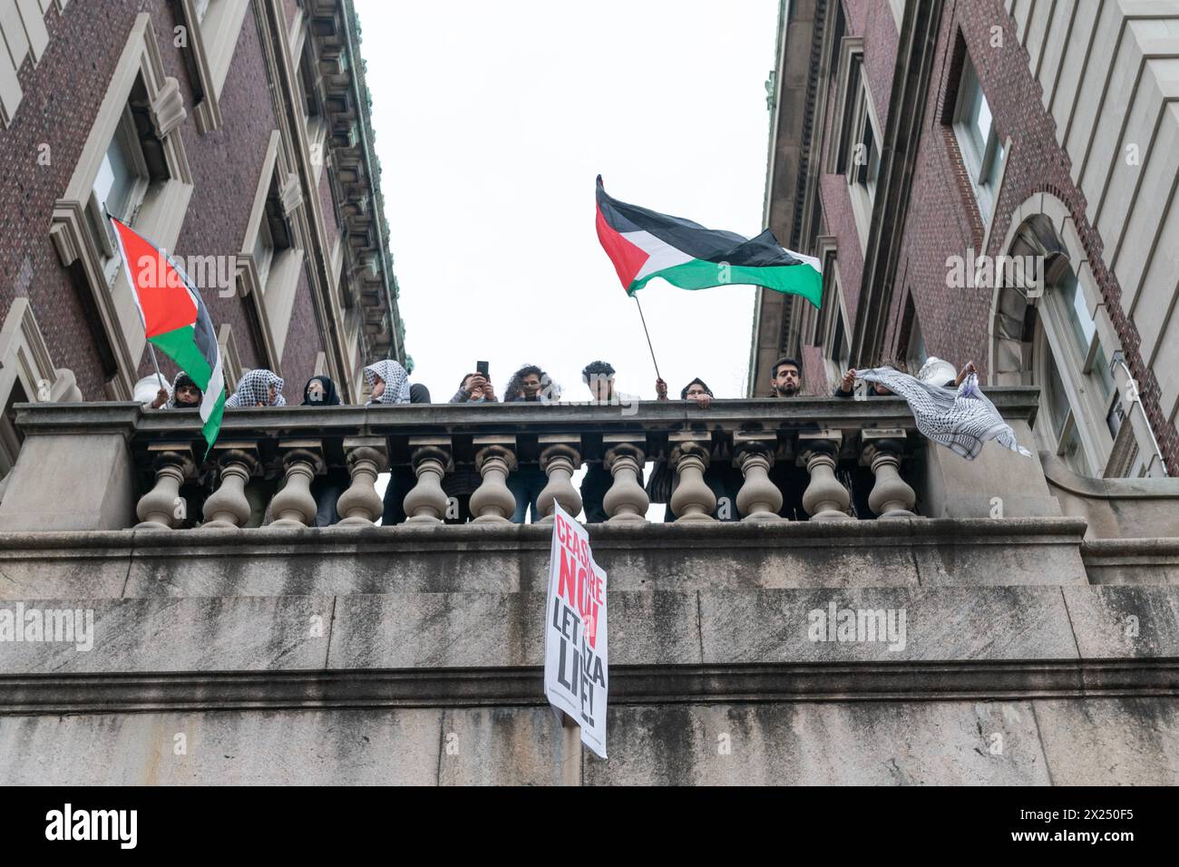 Les étudiants de l'université poursuivent la manifestation pro-palestinienne à l'Université Columbia de New York le 19 avril 2024 dans le cadre de la "Marche pour le désinvestissement" Banque D'Images