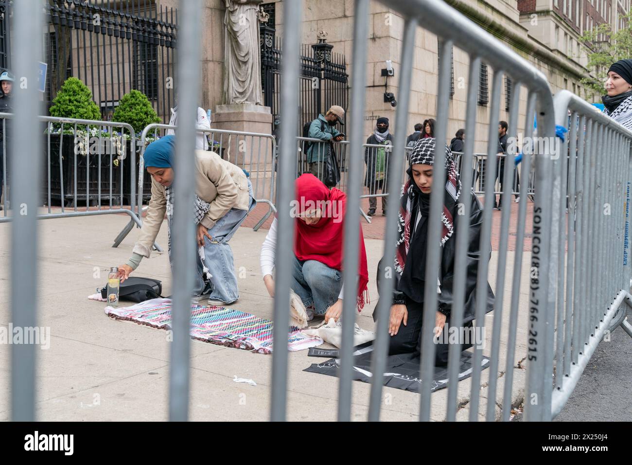 Des femmes prient lors d'une manifestation pro-palestinienne à l'Université Columbia à New York le 19 avril 2024 dans le cadre de la "Marche pour le désinvestissement" Banque D'Images