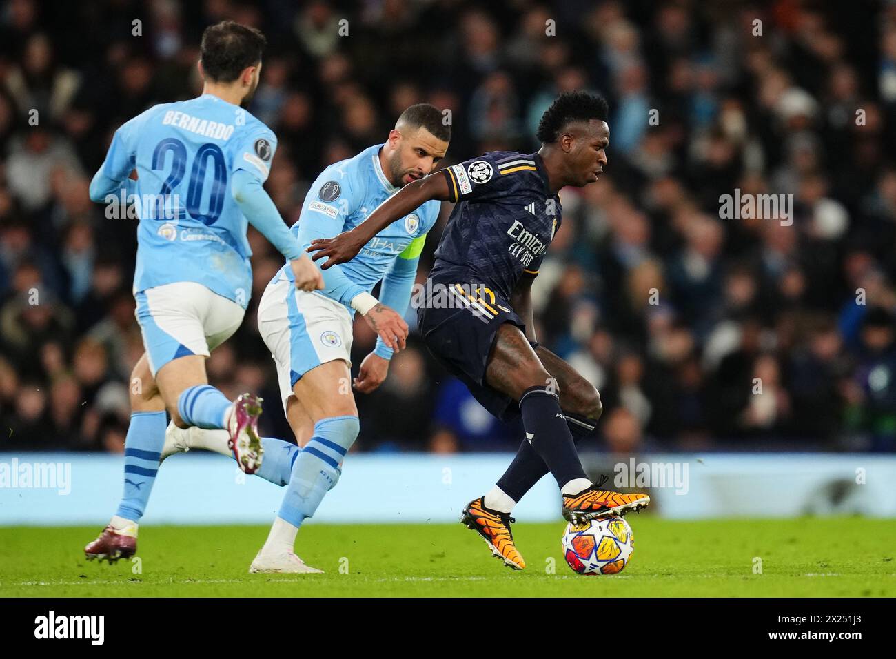 Manchester, Royaume-Uni. 17 avril 2024. Vinicius Junior du Real Madrid et Kyle Walker de Manchester City lors du match de l'UEFA Champions League, quarts de finale, deuxième manche, entre Manchester City et le Real Madrid ont joué au stade Ethiad le 17 avril 2024 à Manchester, en Angleterre. (Photo de Bagu Blanco/PRESSINPHOTO) crédit : AGENCE SPORTIVE PRESSINPHOTO/Alamy Live News Banque D'Images