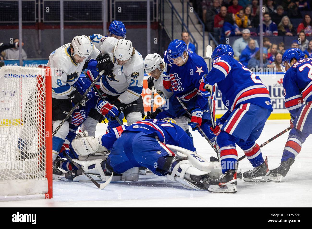 19 avril 2024 : les joueurs des Rochester Americans et des Cleveland Monsters s'affrontent en première période. Les Américains de Rochester ont accueilli les Monsters de Cleveland dans un match de la Ligue américaine de hockey au Blue Cross Arena de Rochester, New York. (Jonathan Tenca/CSM) Banque D'Images