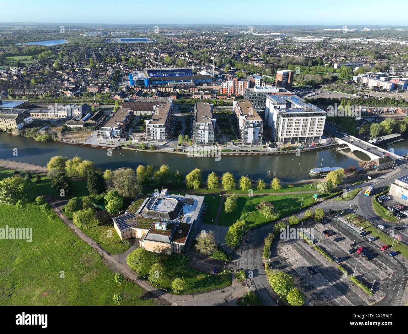 Peterborough, Royaume-Uni. 18 avril 2024. Le Key Theatre (au centre en bas), avec le projet River Nene, South Bank et le Peterborough United Weston Homes Stadium derrière, à Peterborough, Cambridgeshire, le 18 avril 2024. Crédit : Paul Marriott/Alamy Live News Banque D'Images