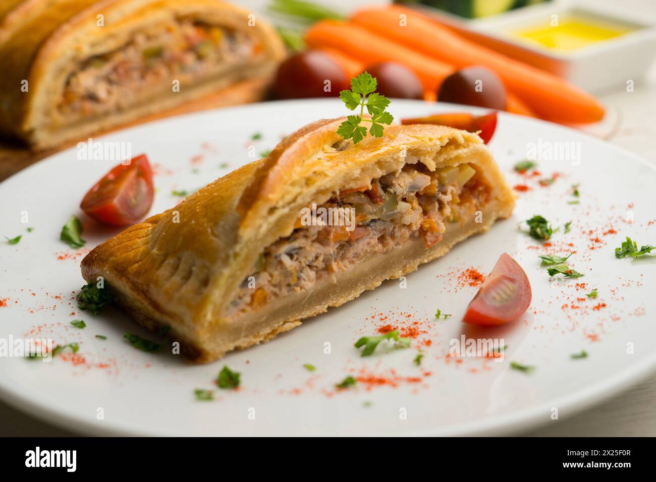 Empanada galicienne traditionnelle remplie de légumes et d'anchois. Recette traditionnelle de la partie nord de l'Espagne. Banque D'Images