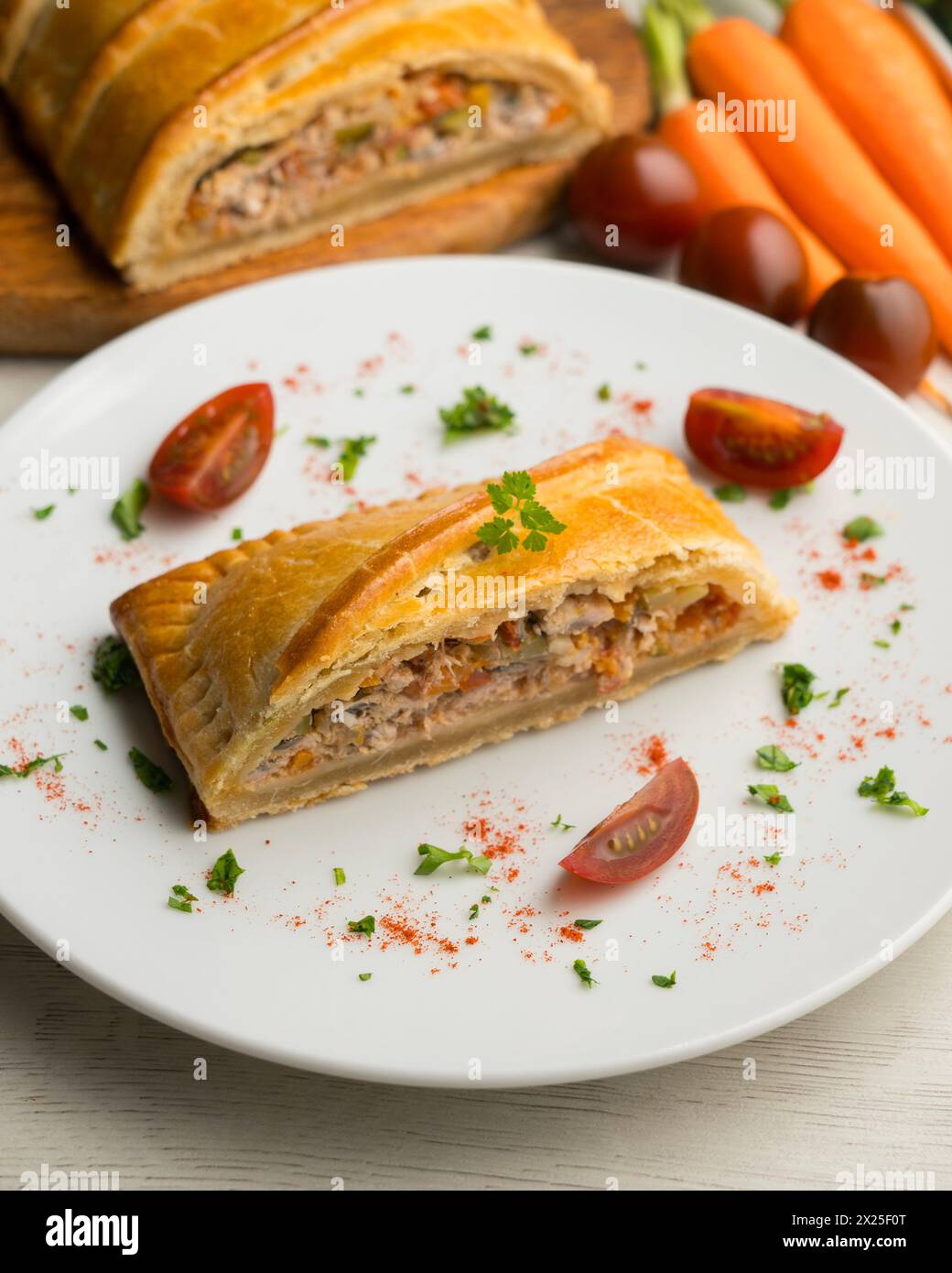 Empanada galicienne traditionnelle remplie de légumes et d'anchois. Recette traditionnelle de la partie nord de l'Espagne. Banque D'Images