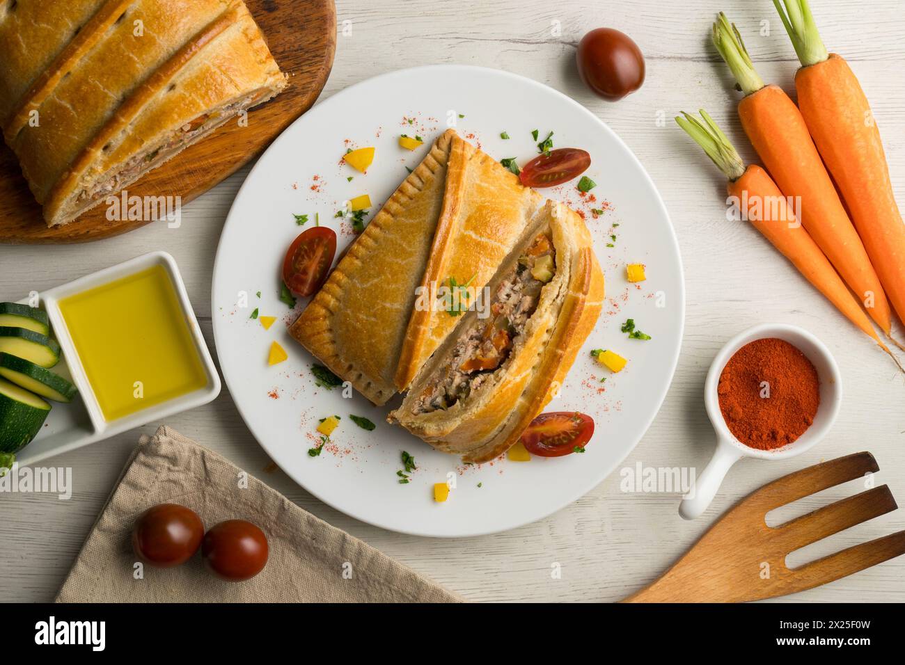 Empanada galicienne traditionnelle remplie de légumes et d'anchois. Recette traditionnelle de la partie nord de l'Espagne. Banque D'Images