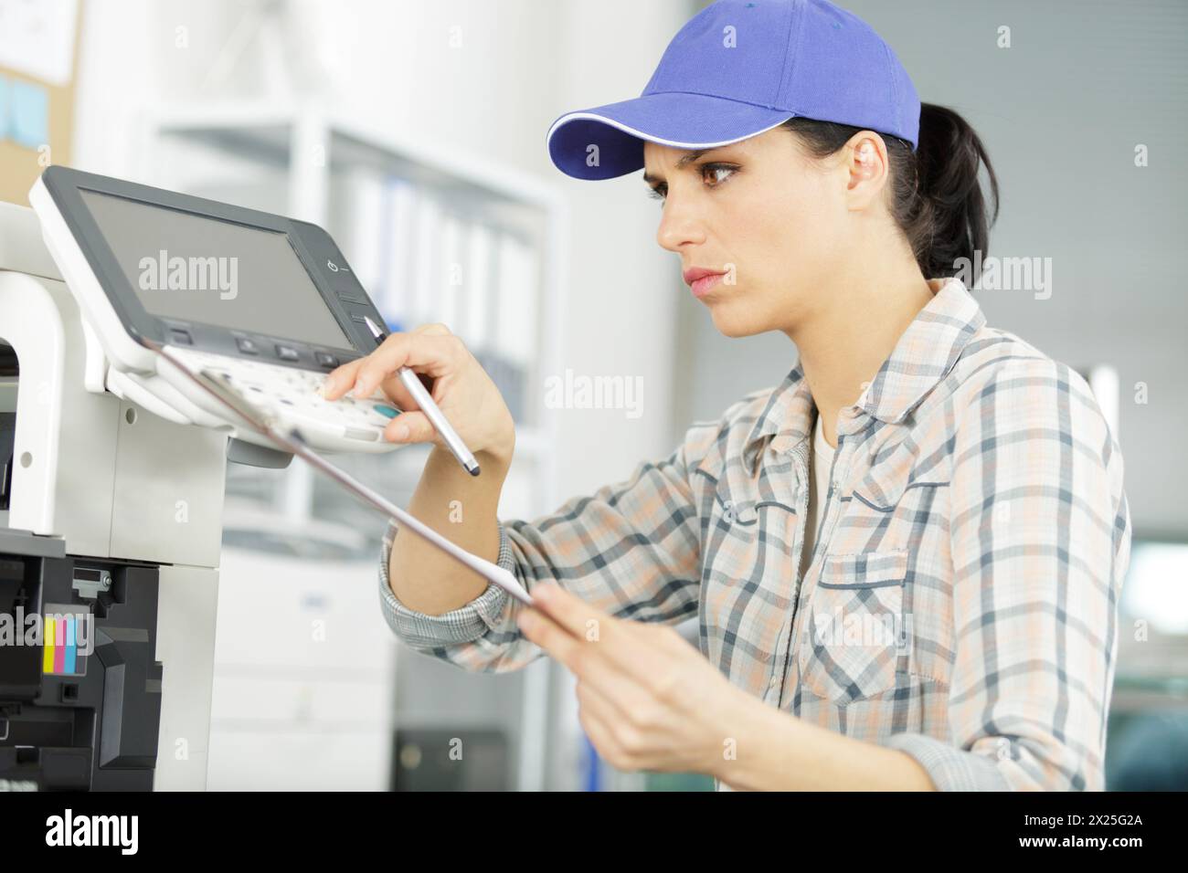 Woman fixing une imprimante Banque D'Images