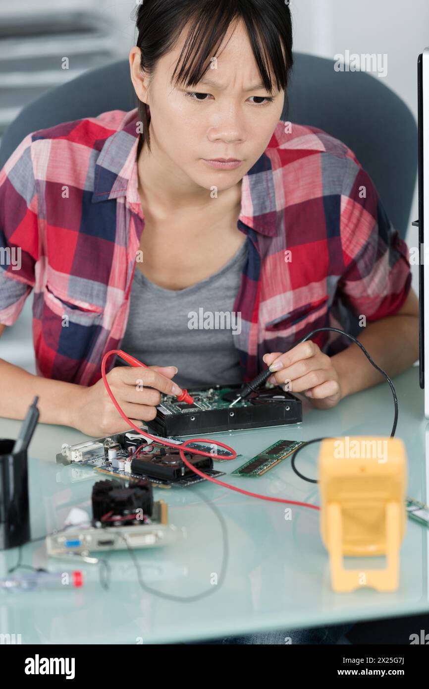 femme technicien lisant la tension Banque D'Images