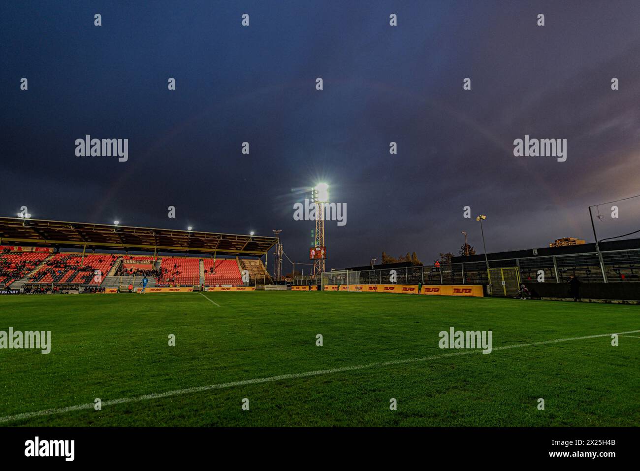 Seraing, Belgique. 19 avril 2024. Arc-en-ciel au-dessus de Seraing photographié lors d'un match de foot entre KMSK Deinze et RFC Seraing lors de la 30e journée de la saison Challenger Pro League 2023-2024, le vendredi 19 avril 2024 à Seraing, Belgique . Crédit : Sportpix/Alamy Live News Banque D'Images