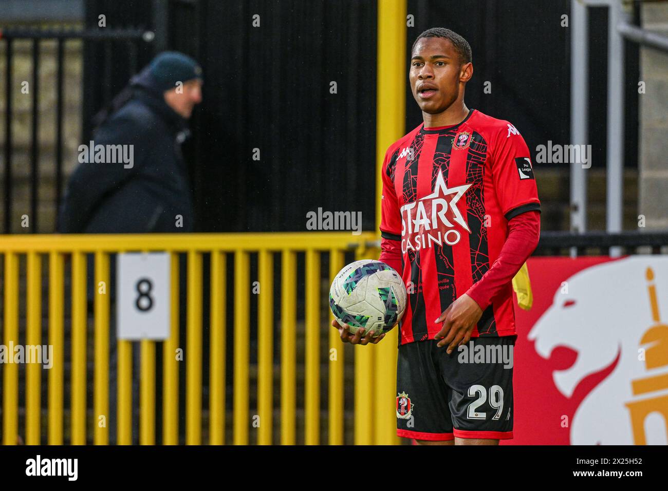 Seraing, Belgique. 19 avril 2024. Oussmane Kebe (29 ans) du FC Seraing photographié lors d'un match de football entre le KMSK Deinze et le RFC Seraing lors de la 30e journée de la saison Challenger Pro League 2023-2024, le vendredi 19 avril 2024 à Seraing, Belgique . Crédit : Sportpix/Alamy Live News Banque D'Images