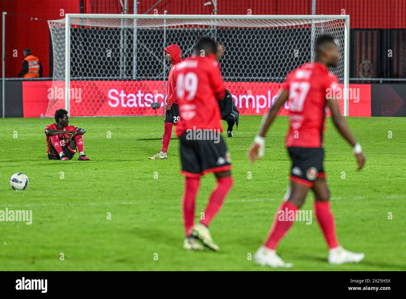 Seraing, Belgique. 19 avril 2024. Seraing tombe en troisième classe et tout le monde a été déçu après un match de foot entre le KMSK Deinze et le RFC Seraing lors de la 30ème journée de la saison Challenger Pro League 2023-2024, le vendredi 19 avril 2024 à Seraing, Belgique . Crédit : Sportpix/Alamy Live News Banque D'Images