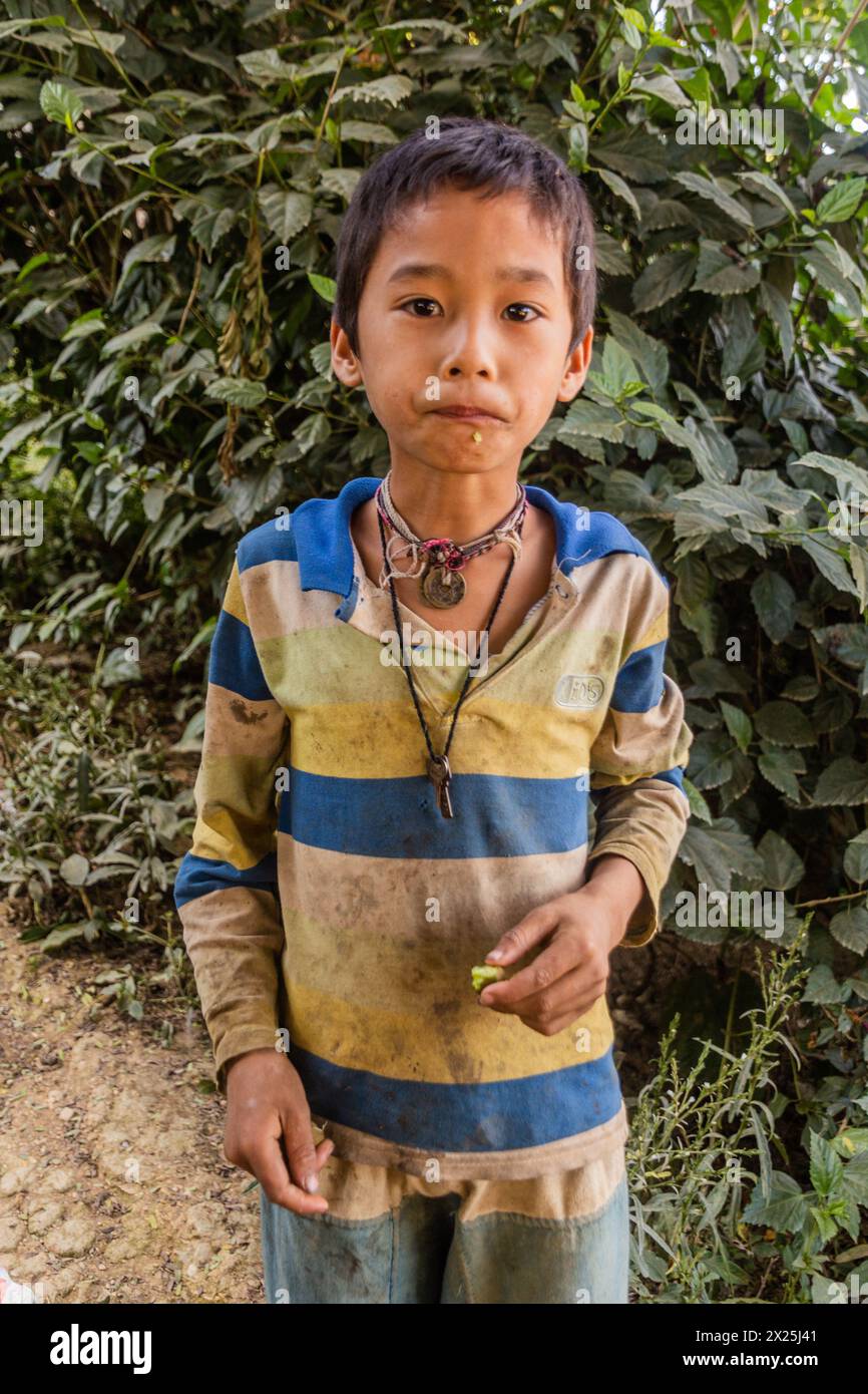 Namkhon, LAOS - 18 NOVEMBRE 2019 : garçon local dans le village de Namkhon près de la ville de Luang Namtha, Laos Banque D'Images