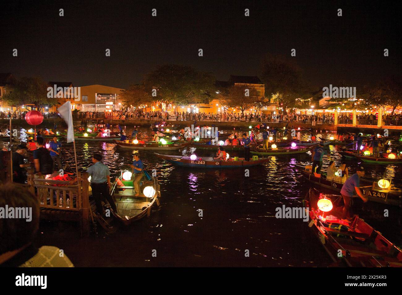 Marché nocturne de Hoi an, bateaux lanternes flottants sur la rivière Thu bon Banque D'Images