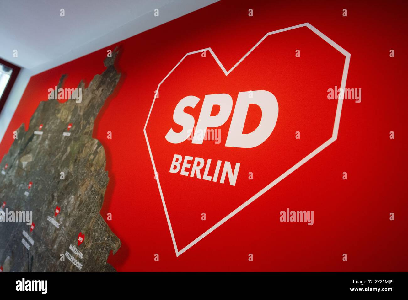 Berlin, Allemagne. 20 avril 2024. Un logo SPD dans un coeur est sur le mur de l'association d'Etat SPD Berlin. Les bulletins de vote des membres sont comptés après le vote des membres du SPD Berlin sur la nouvelle double direction. Crédit : Christophe Gateau/dpa/Alamy Live News Banque D'Images