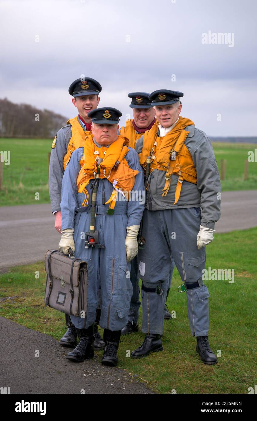 Équipage de la RAF (reconstituteurs) lors d'une séance photo soir/nuit au Solway Aviation Museum Banque D'Images