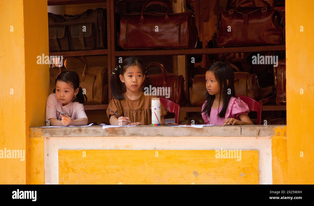 Écoliers vietnamiens,, dessin, travail scolaire à la maison Banque D'Images