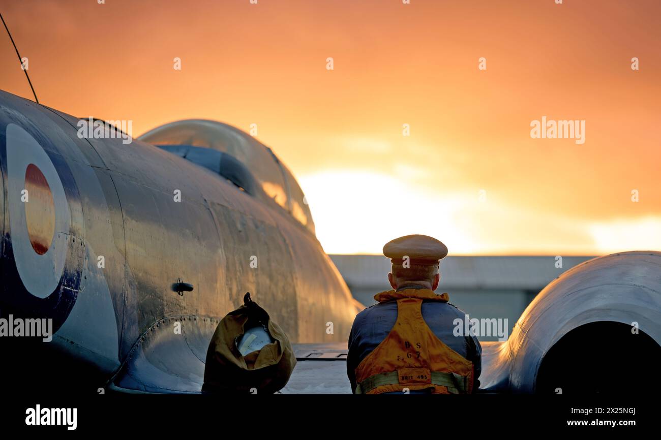 Reenactor jouant le rôle de l'équipage de la RAF lors d'une séance photo soir/nuit au Solway Aviation Museum à côté du Meteor WS832 Banque D'Images