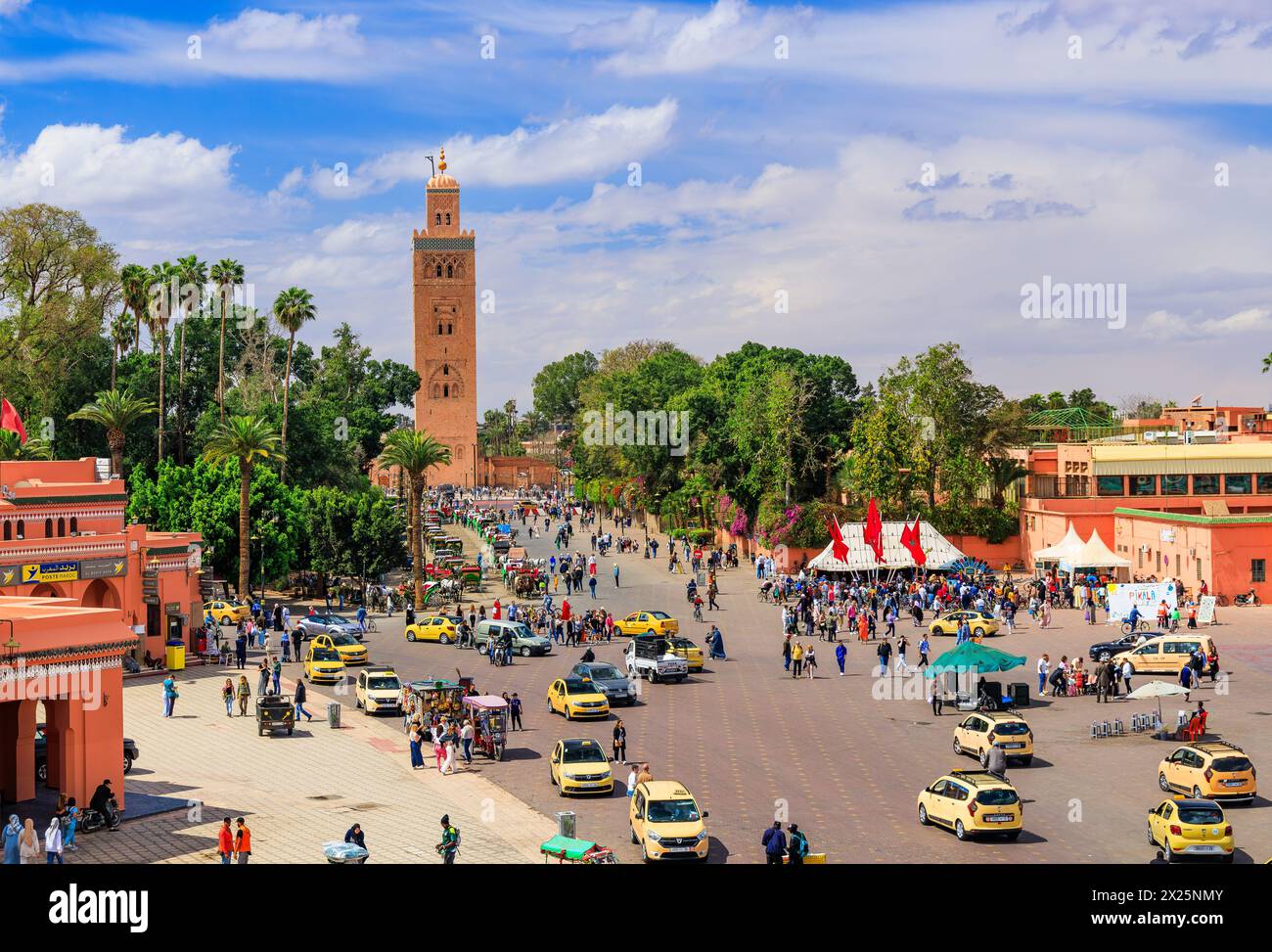 Marrakech, Maroc - 24 mars 2024 : place Jemaa el-Fnaa et minaret de la mosquée de la Koutoubia. Banque D'Images