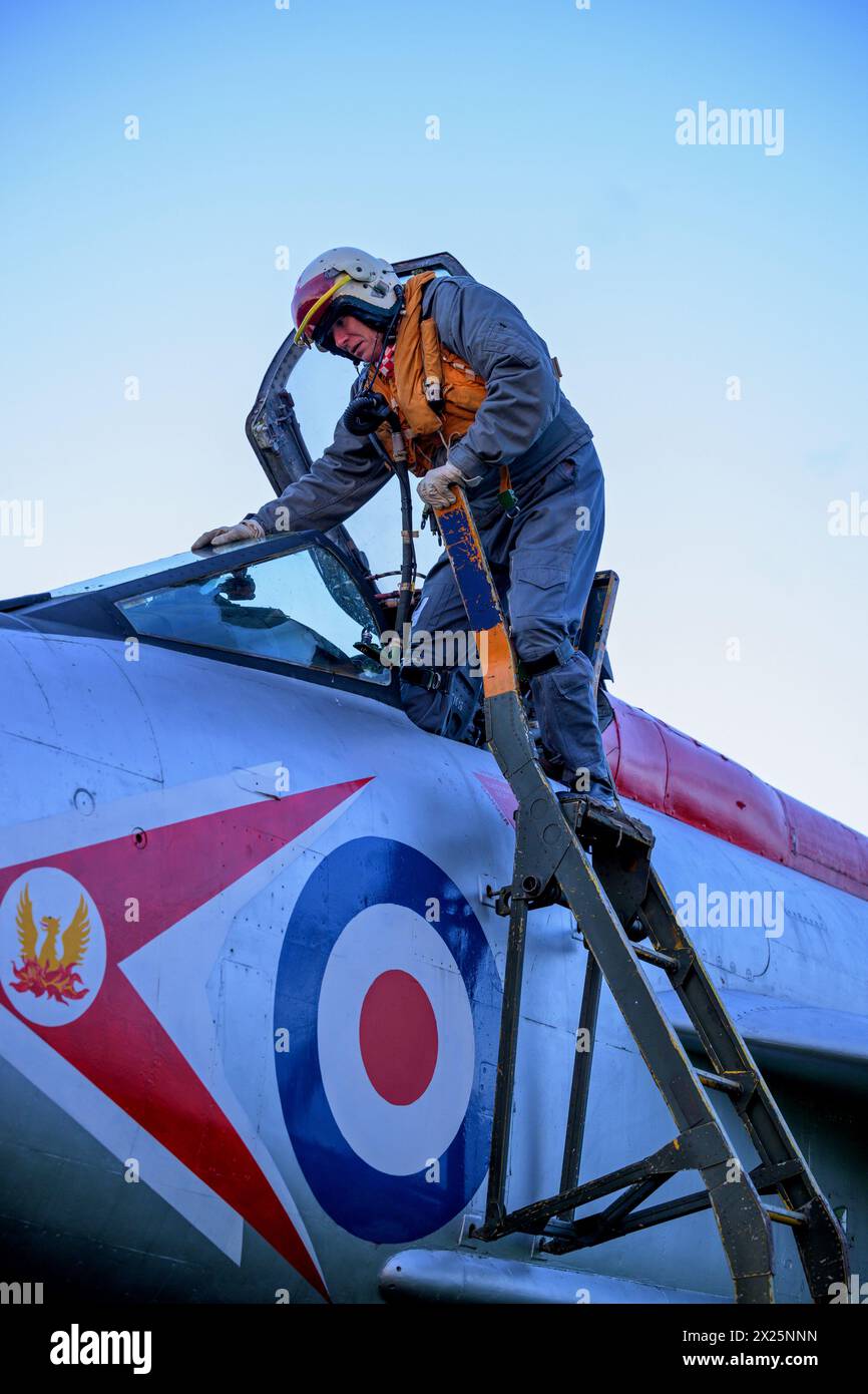 RAF Lightning Pilot, (reenactor) lors d'une séance photo soir/nuit au Solway Aviation Museum Banque D'Images