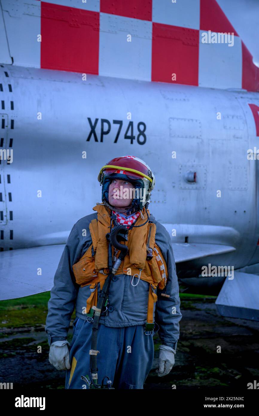 Pilote de la RAF, (reenactor) lors d'une séance photo soir/nuit au Solway Aviation Museum Banque D'Images