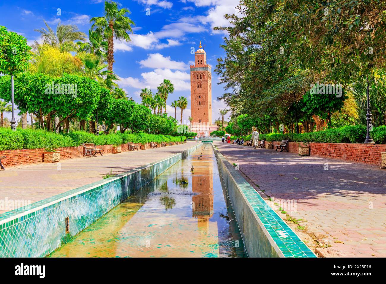 Marrakech, Maroc. Minaret de la mosquée de la Koutoubia. Banque D'Images