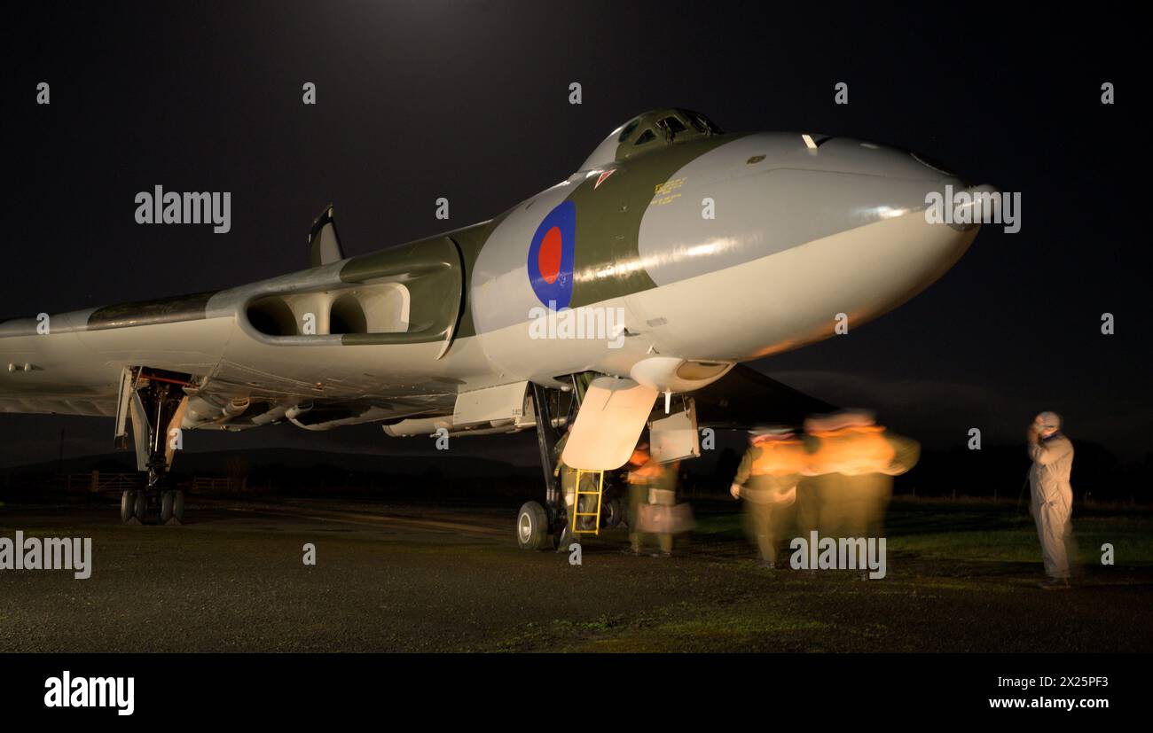 Exposition Avro Vulcan B.2 XJ823, (V.Bomber) au Solway Aviation Museum lors d'une séance photo soir/nuit avec des reenacteurs Banque D'Images