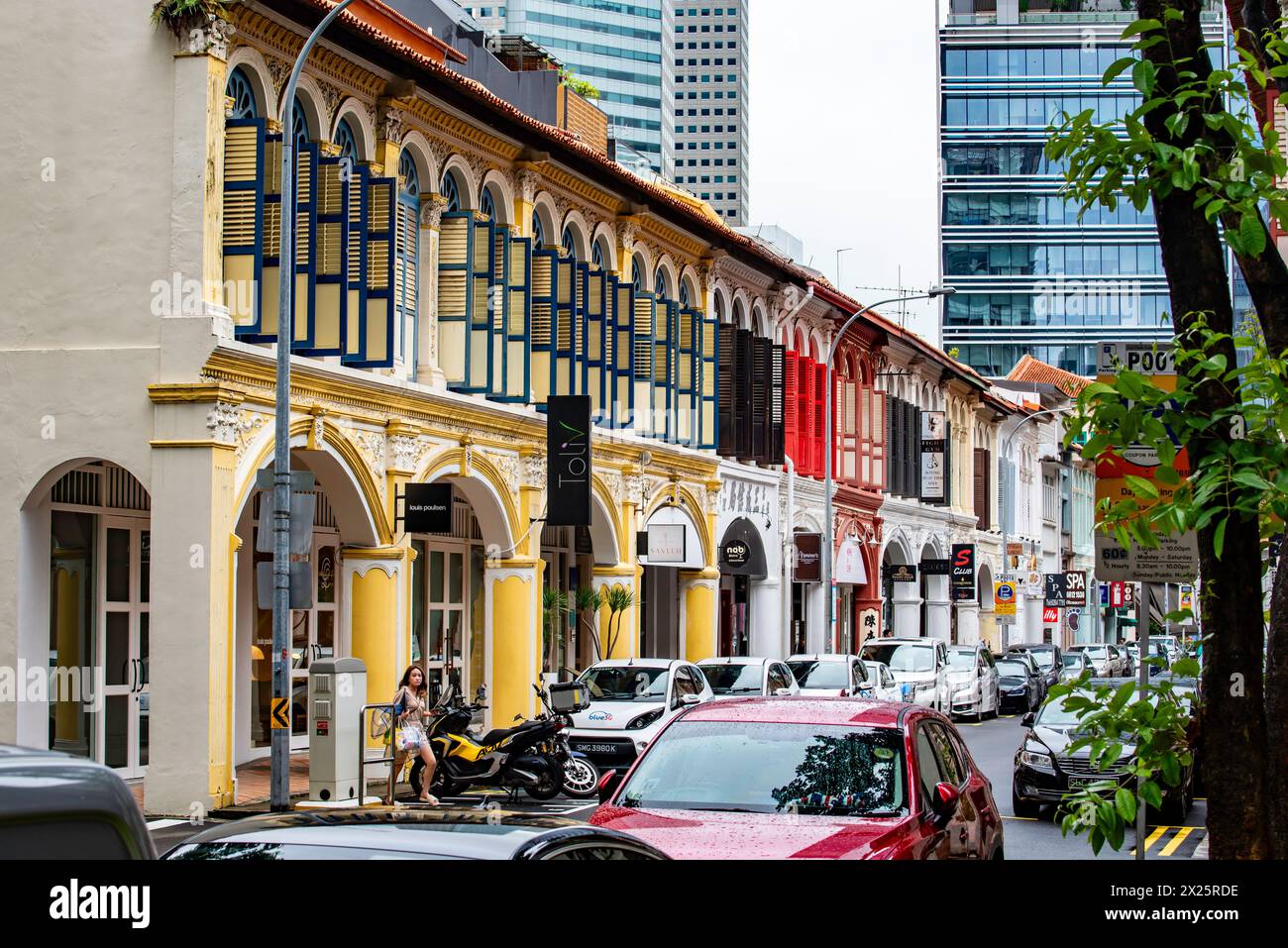 Parmi les gratte-ciel du centre de Singapour, un petit morceau d'histoire architecturale est préservé avec les boutiques colorées de Purvis Street Banque D'Images