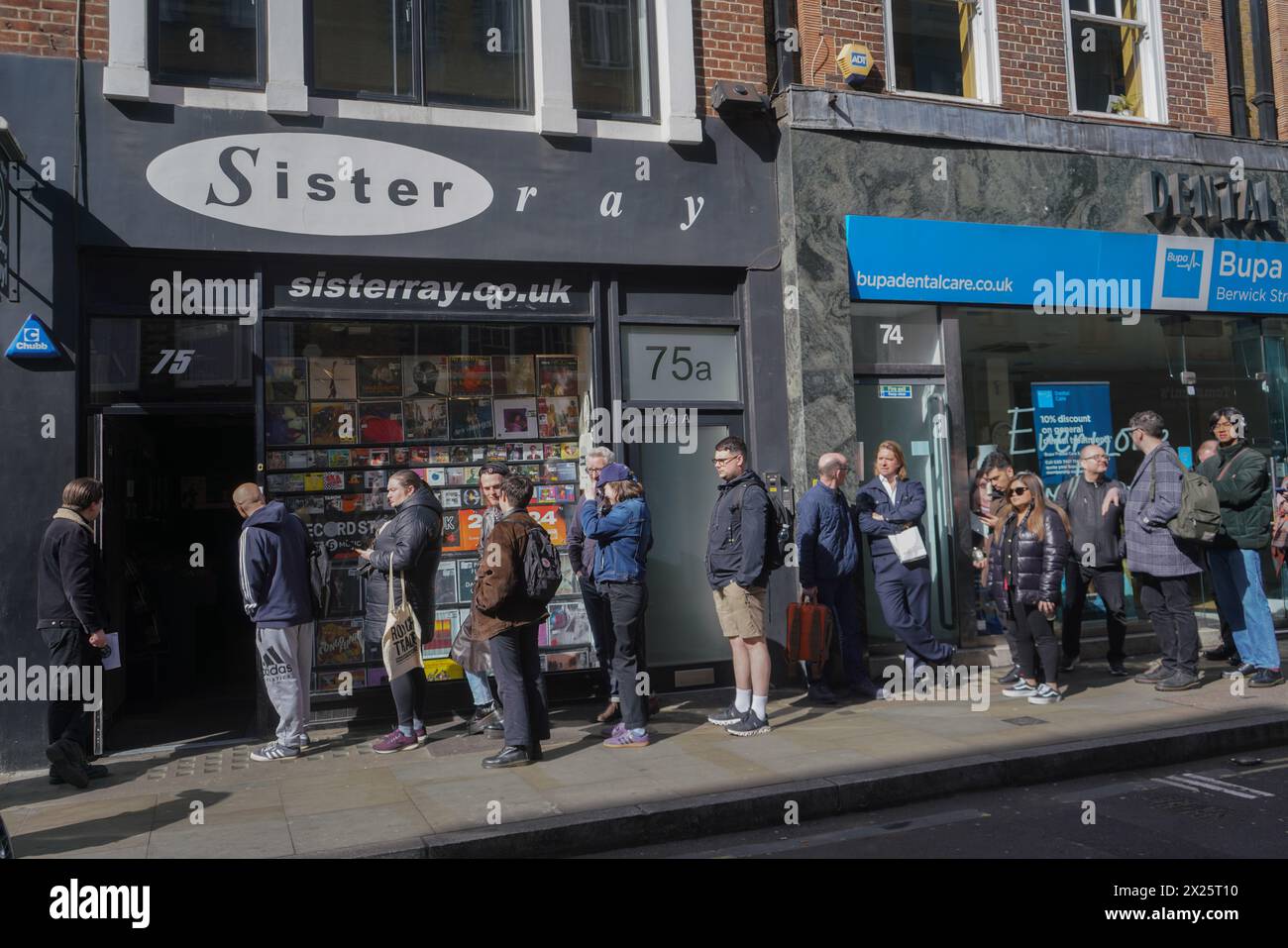 Londres 20 avril 2024 . Les gens font la queue devant le magasin de disques Sister Ray à Soho le jour du magasin de disques qui célèbre la culture du magasin de disques indépendant et rassemble des fans, des artistes et des milliers de magasins de disques indépendants à travers le monde. Credit : amer Ghazzal/Alamy Live News Banque D'Images