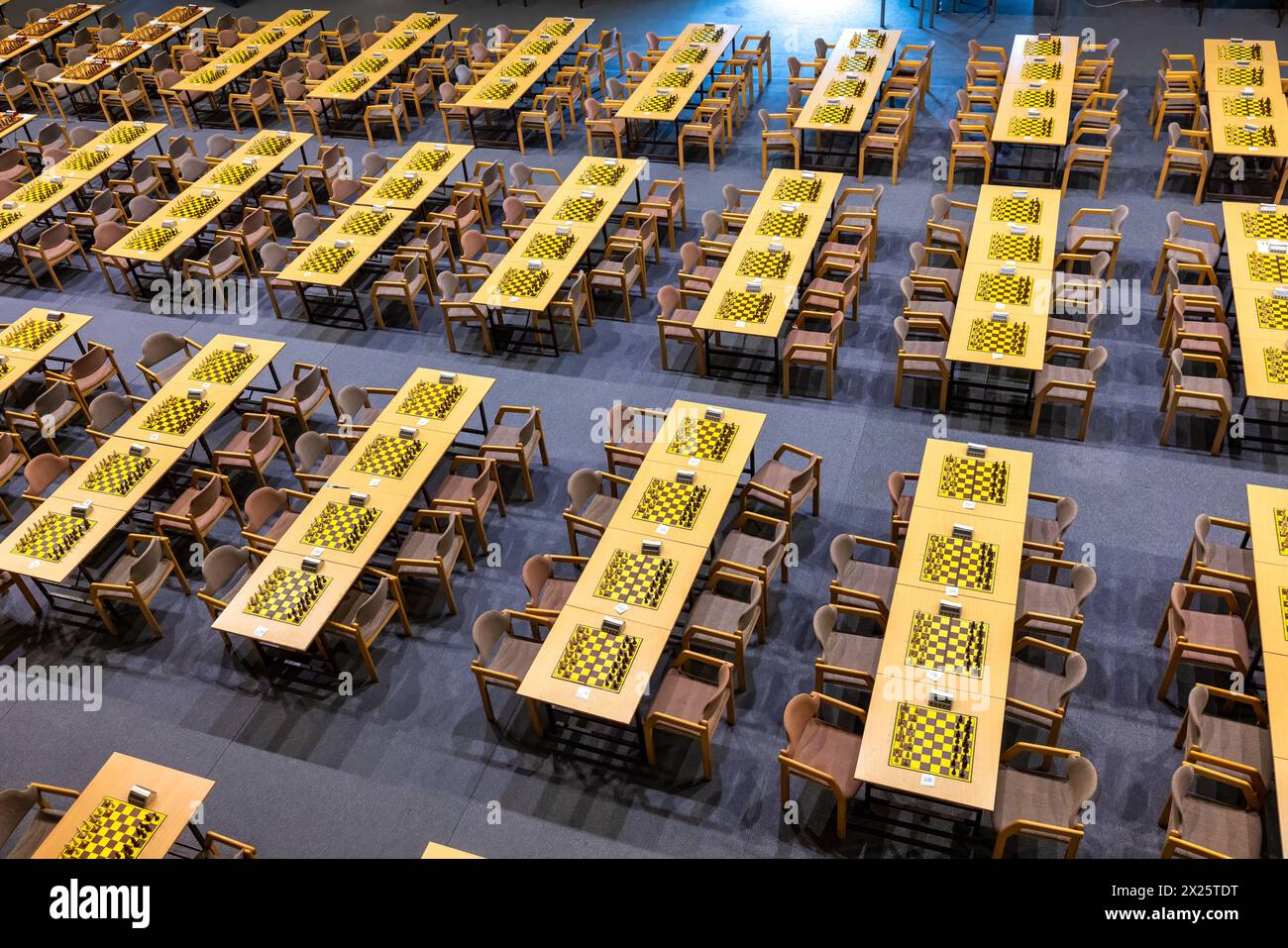 Pardubice, République tchèque - 29 juillet 2024 : salle de jeux vide avec échiquiers tournoi de grand maître tchèque Banque D'Images