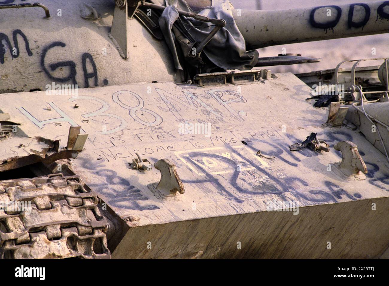 1 avril 1991 graffitis de l'armée américaine dans un réservoir irakien de 55 t sur la "route de la mort", la route principale de Koweït City à Bassora. Banque D'Images