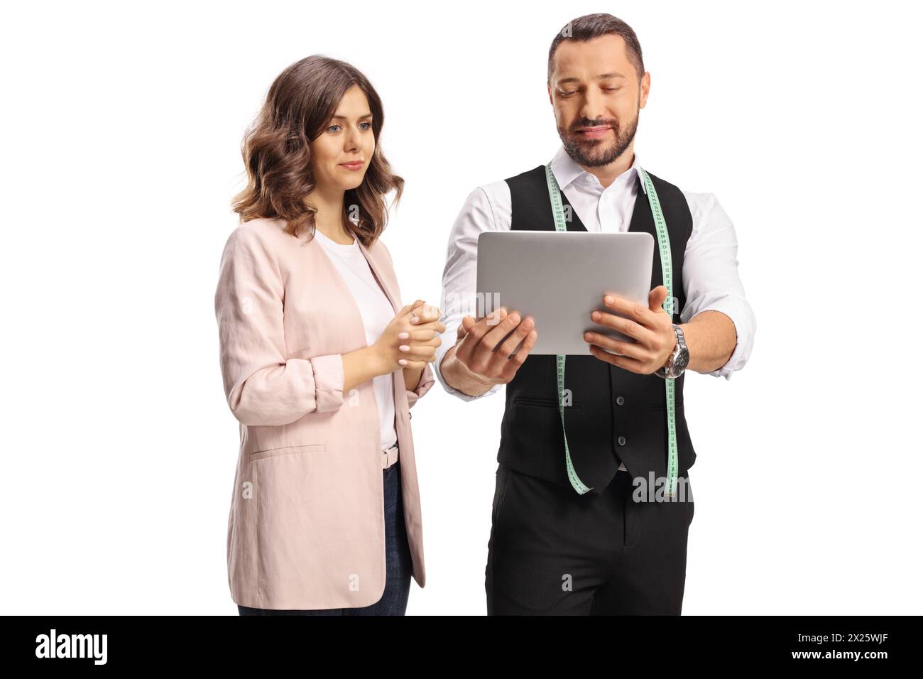 Tailer et une jeune femme regardant une tablette numérique isolée sur fond blanc Banque D'Images