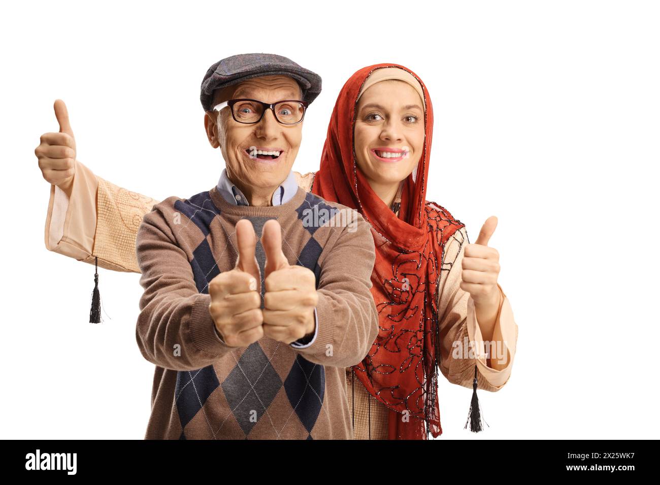 Femme avec un hijab et un homme âgé faisant des gestes avec les pouces isolés sur fond blanc Banque D'Images