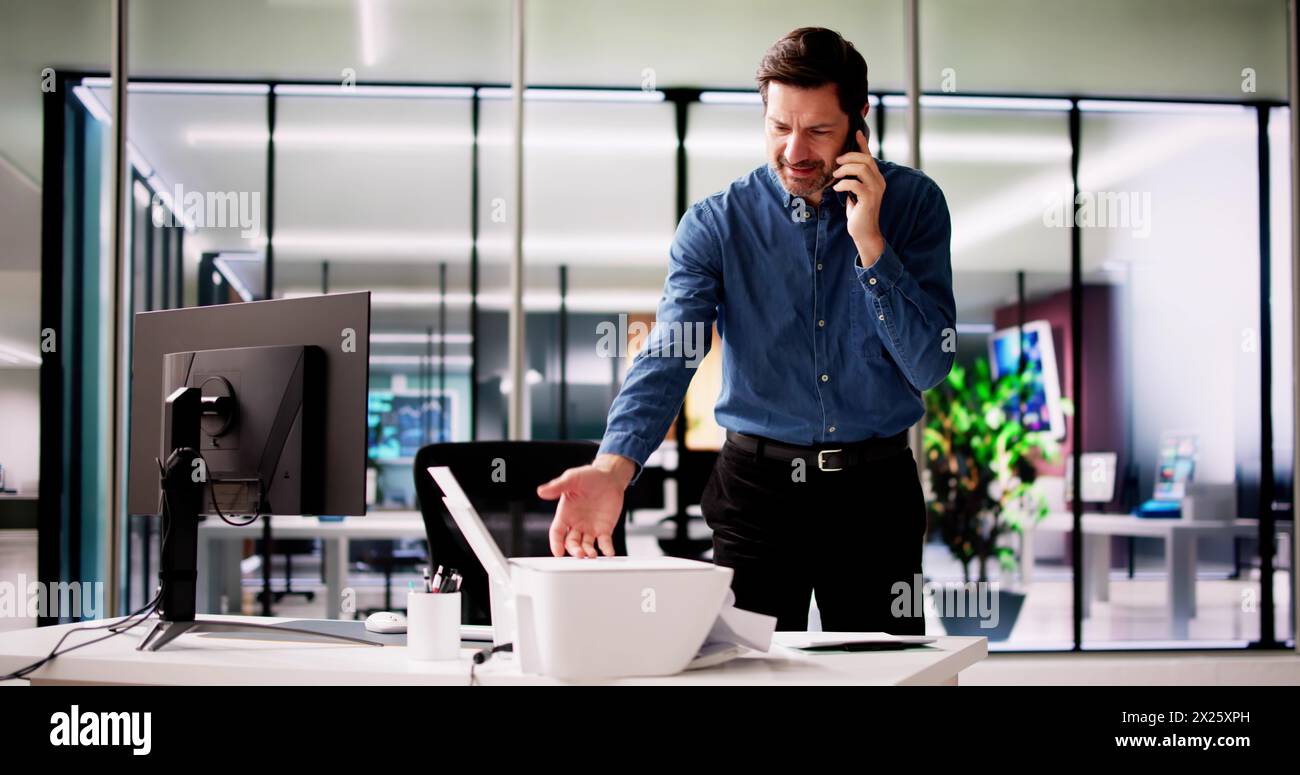 Agacé par un problème de toner de l'imprimante bureautique cassé Banque D'Images