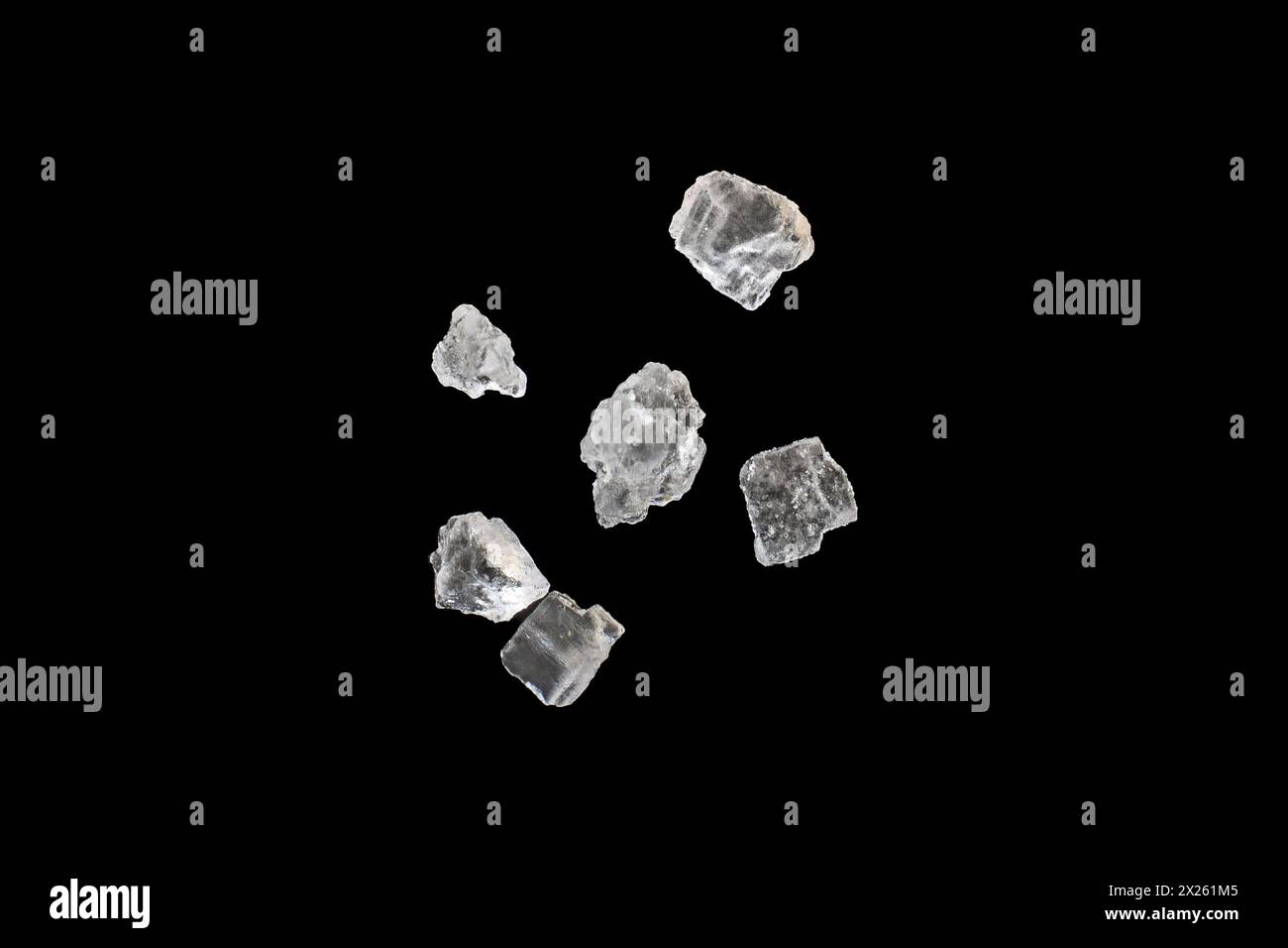 Morceaux de cristal de sel isolés photo en gros plan avec fond noir Banque D'Images